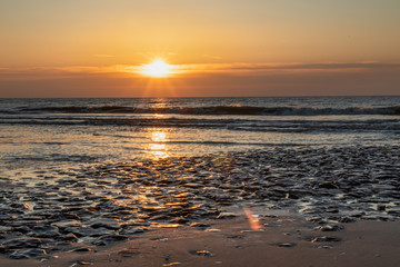 Zachód słońca na plaży w Callantsoog, Holandia Północna