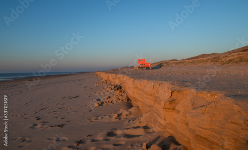 Zachód słońca na plaży w Callantsoog, Holandia Północna