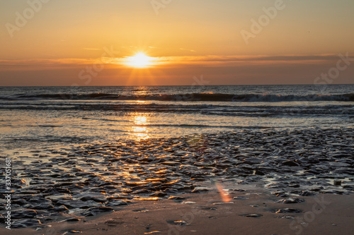 Zachód słońca na plaży w Callantsoog, Holandia Północna