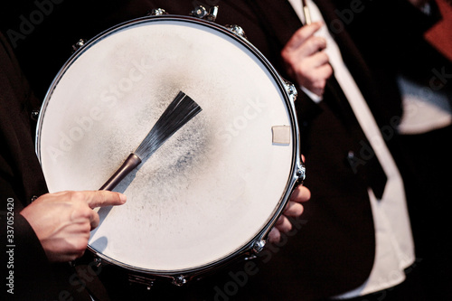 Dettaglio di un tamburello suonato durante un concerto photo