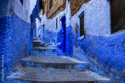 Blaue Altstadt von Chefchaouen mit Treppen in Marokko  © Frozen Action
