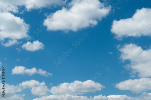 青空に浮かぶ雲 © maco