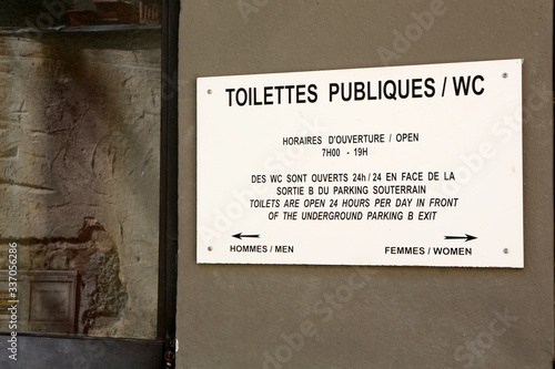 Panneau mentionnant les toilettes communales en anglais et en français. Saint-Gervais-les-Bains. Haute-Savoie. France.