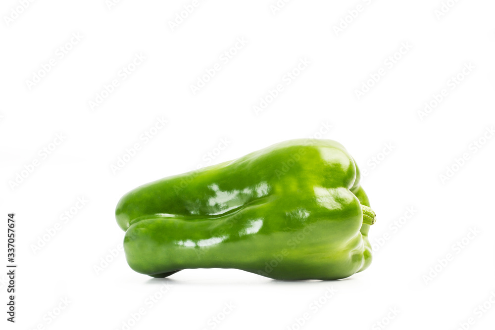 Un pimiento verde sobre fondo blanco aislado. Vista de frente. Copy space Un pimiento verde sobre fondo blanco aislado. Vista de frente. Copy space