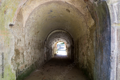 Stary zabytkowy fort z czasów wojny światowej