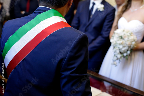 Celebrazione di un matrimonio civile da parte di un sindaco con fascia tricolore