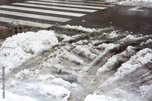 Chlapa śnieg i sól na drodze