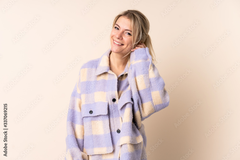 Obraz premium Blonde woman over isolated background laughing