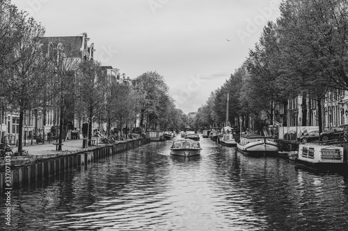 ein Kahn auf dem Kanal in Amsterdam in schwarzweiß
