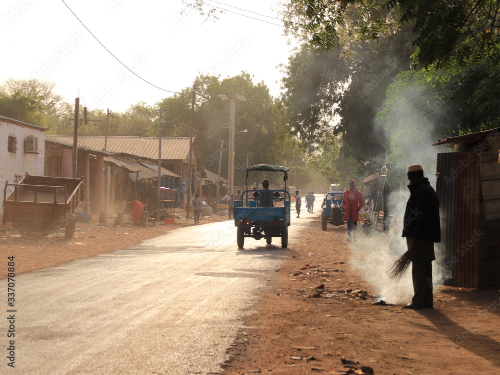 Ulice życie w Afryce zwykły dzień zwykłych ludzi  - obrazy, fototapety, plakaty 