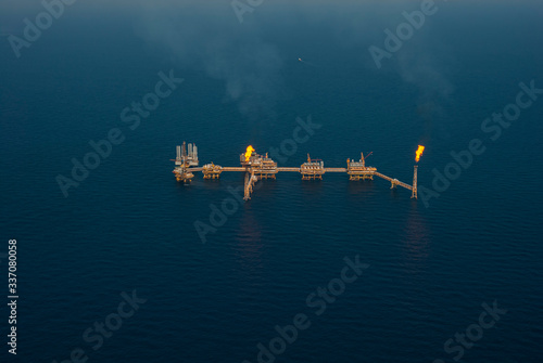 Bilde på lerret Plataforma de extracción de petróleo en el medio del mar.