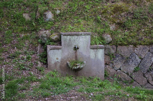  建物の跡地で見つけた今は使われていない古い水道 © ringodorobou