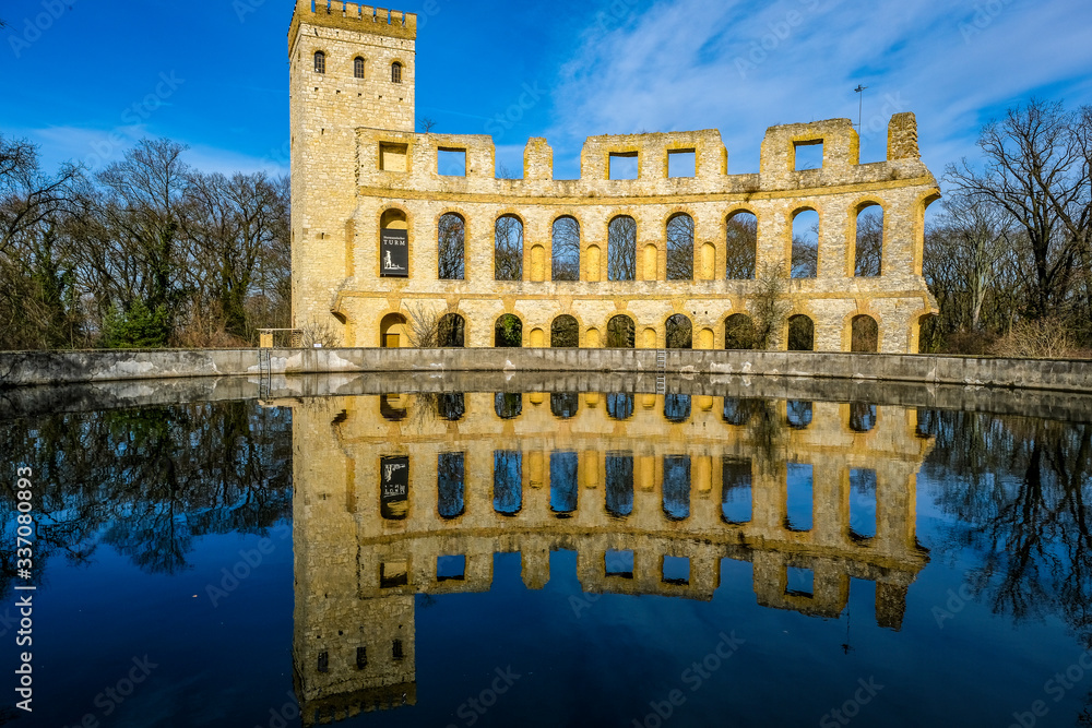 Spiegelung im Wasser einer Fassade von einer Burg