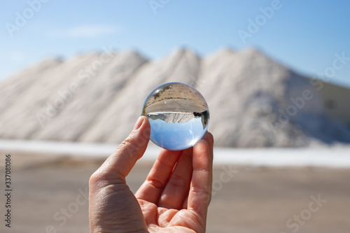 Bola de cristal con reflejo invertido de paisaje de montañas de sal en salinas De San Pedro Región de Murcia