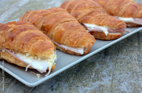 croissant à la béchamel au jambon et fromage photo