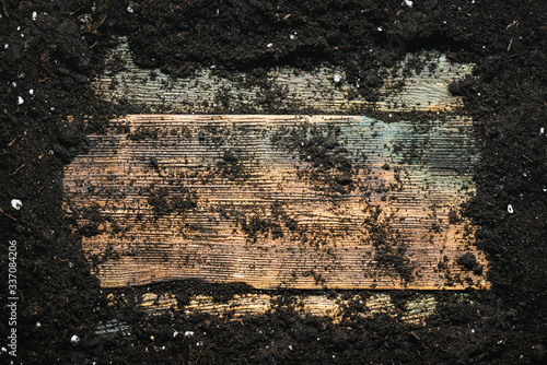Φωτογραφία Garden soil on wooden table flat lay background with copy space.