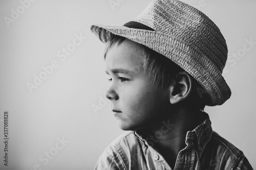 Obraz na płótnie profile of a pensive cute child in a straw hat. black and white image w salonie