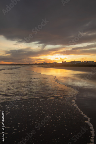 Playa con ciudad de fondo