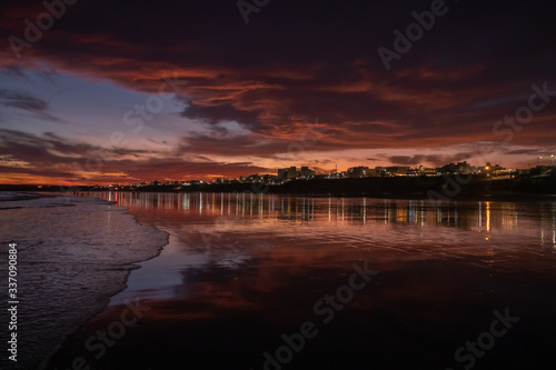 Foto de la ciudad con atardecer desde la playa