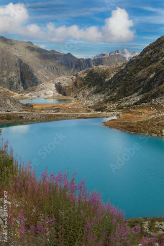 Paisaje de montaña con un lago azul, naturaleza verano y día soleado.