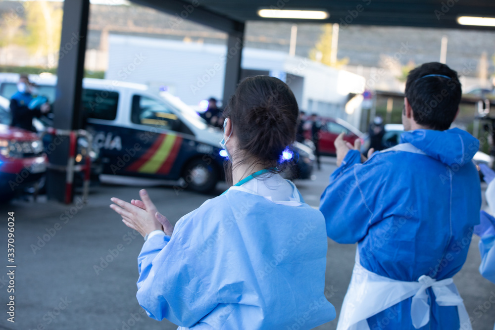 Madrid, Spain. 04-02-2020:
Health personnel at the emergency door of the Hospital del Henares go out to receive applause from the police for their fight against the coronavirus or COVID-19.
Madrid, Spain. 04-02-2020:
Health personnel at the emergency door of the Hospital del Henares go out to receive applause from the police for their fight against the coronavirus or COVID-19.
