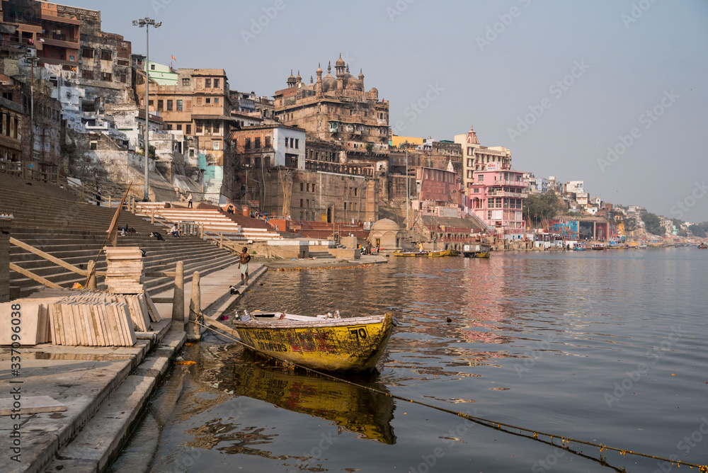 Obraz premium colorful ancient architecture on the river Ganges india
