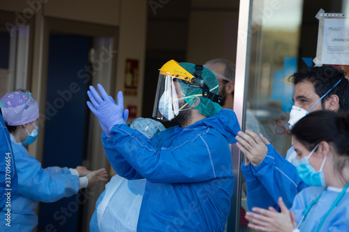 Madrid, Spain. 04-02-2020:
Health personnel at the emergency door of the Hospital del Henares go out to receive applause from the police for their fight against the coronavirus or COVID-19. 
