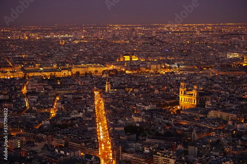 Bild auf Leinwand Ausblick auf die beleuchteten Straßen und Gebäude von Paris, Frankreich bei Nach