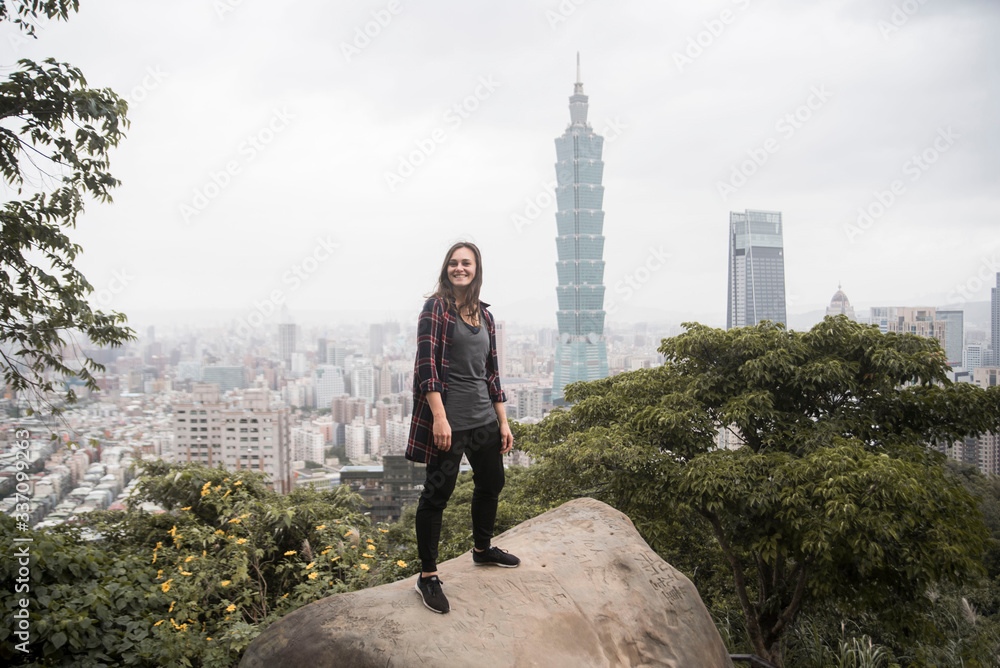 Obraz premium female traveler looking over taipei taiwan
