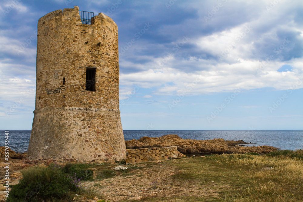 Sarazenentürme an der herrlichen Küste in Sardinien
