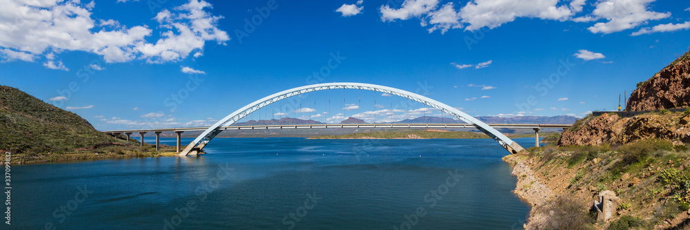 Fototapeta premium Roosevelt Lake Bridge Panorama