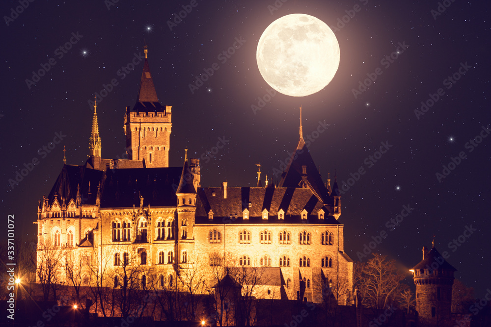 Schloss Wernigerode in der Nacht mit Sternenhimmel und Supermond. Vollmond
