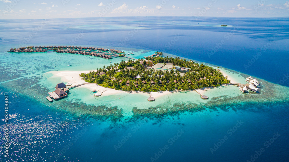 aerial view of a tropical island in maldives - obrazy, fototapety, plakaty 
