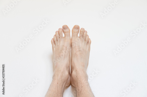 pied homme peau poils blanc bleu veine ongle orteil doigt pouce empreinte palmaire os  cheville jambe © fabrice