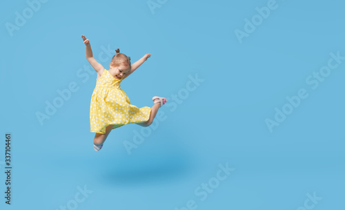 Tela Portrait of smiling cute little toddler girl