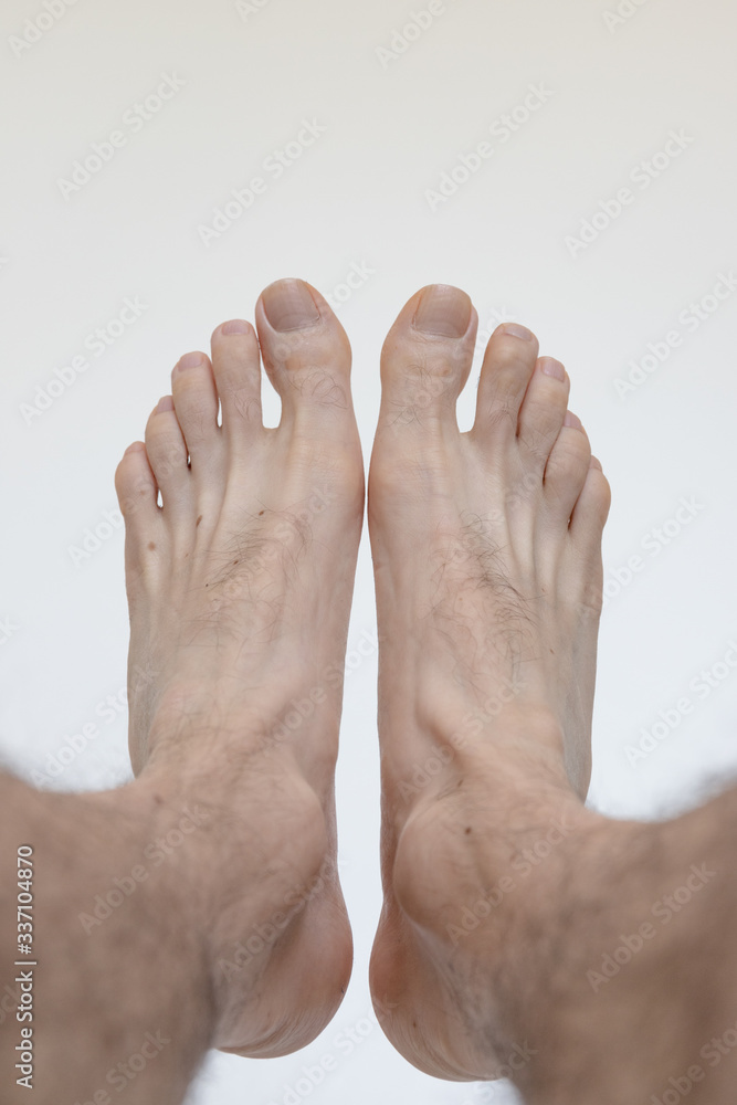 pied homme peau poils blanc bleu veine ongle orteil doigt pouce empreinte  palmaire os cheville jambe Photos | Adobe Stock