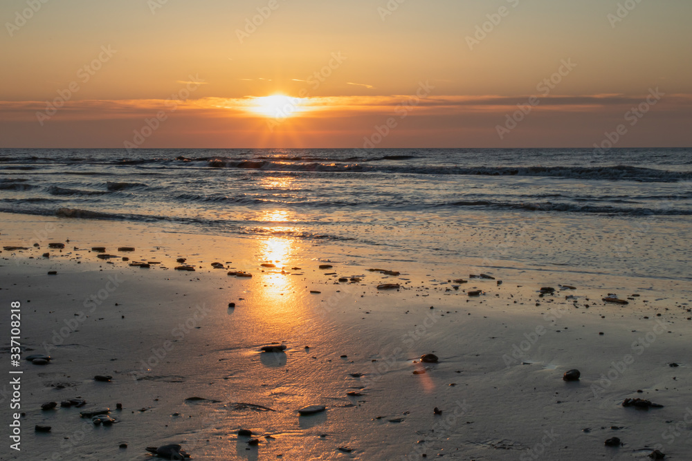 Zachód słońca na plaży w Callantsoog, Holandia Północna