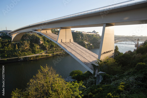 Foto View of bridges over the Douro river in Porto, Portugal.
