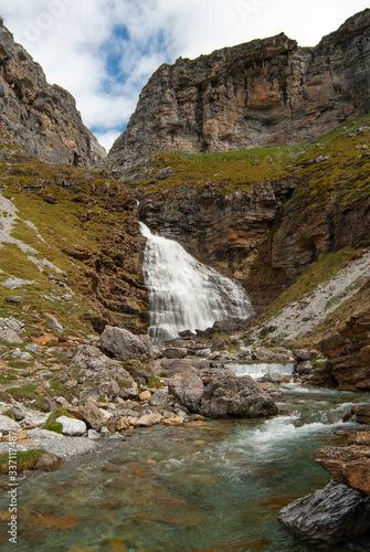Cascada Cola de Caballo y río Arazas en el Parque Nacional de Ordesa y Monte Perdido, en el Pirineo aragonés.