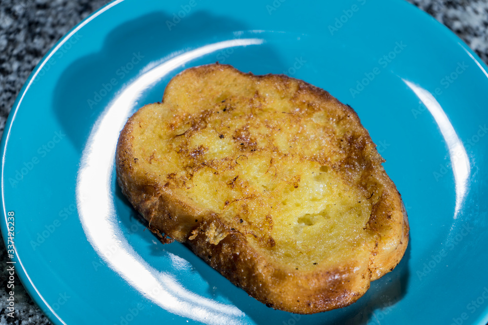 Torrijas, pan mojado en leche y rebozado en huevo. Postre tradicional de España en Semana Santa. Torrijas, pan mojado en leche y rebozado en huevo. Postre tradicional de España en Semana Santa.