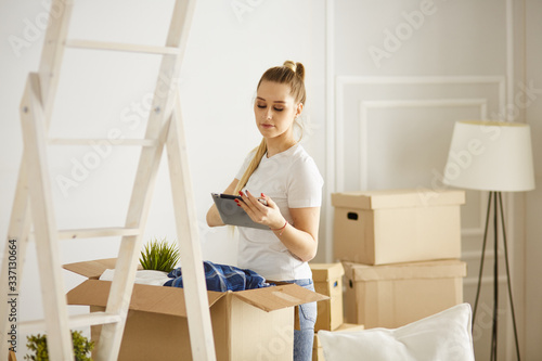Girl parses things when moving to a new house