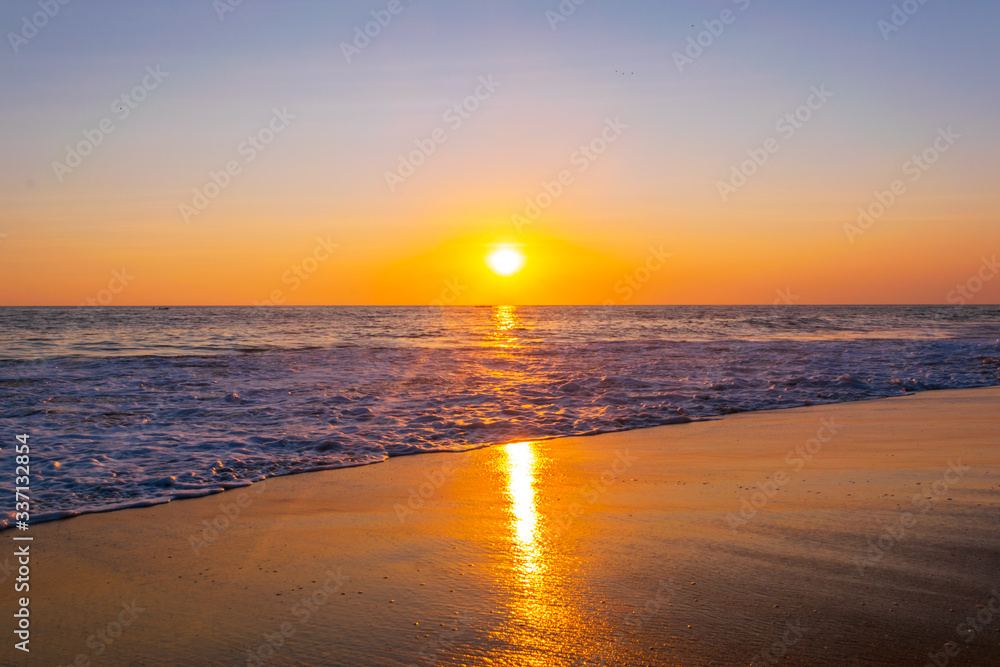 Fototapeta premium Beautiful sunset in Acapulco's beach