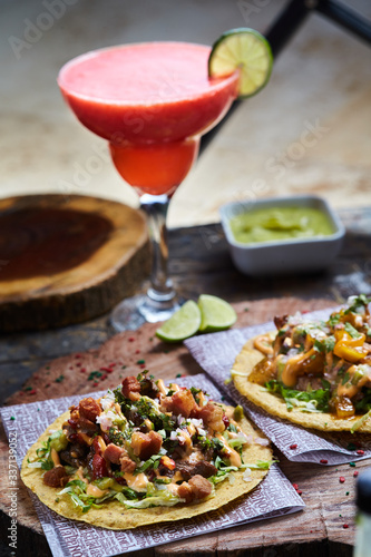 Tacos de carne al pastor con margarita