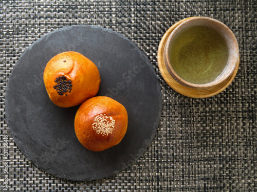 ゴマのかかったあんぱんとお茶