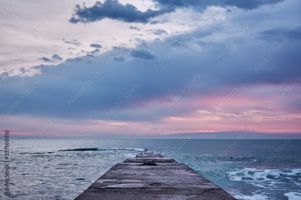 Obraz premium Sunrise at the sea. Seascape of the morning dawn. Early morning on the beach.