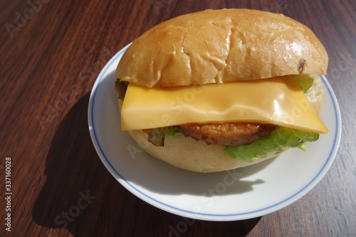 白い皿の上のハンバーガー