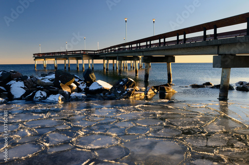 Canvas Print Lake Ontario blue sky sunset at Toronto Center Island Pier in winter with ice fl
