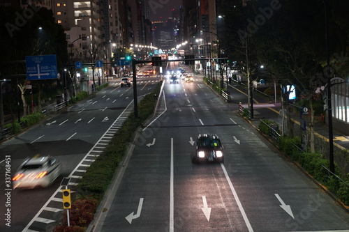 東京の深夜の大通り