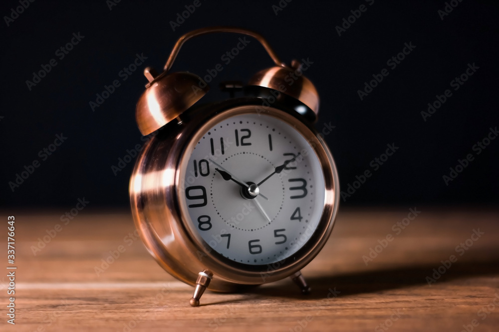 viejo reloj despertador de mesa sobre una tabla de madera viejo reloj despertador de mesa sobre una tabla de madera