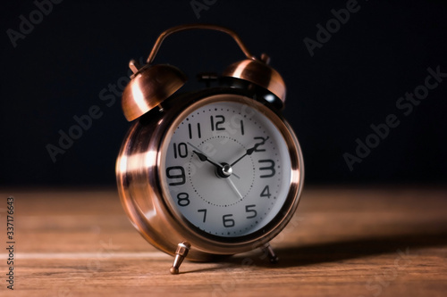 Fotografie viejo reloj despertador de mesa sobre una tabla de madera